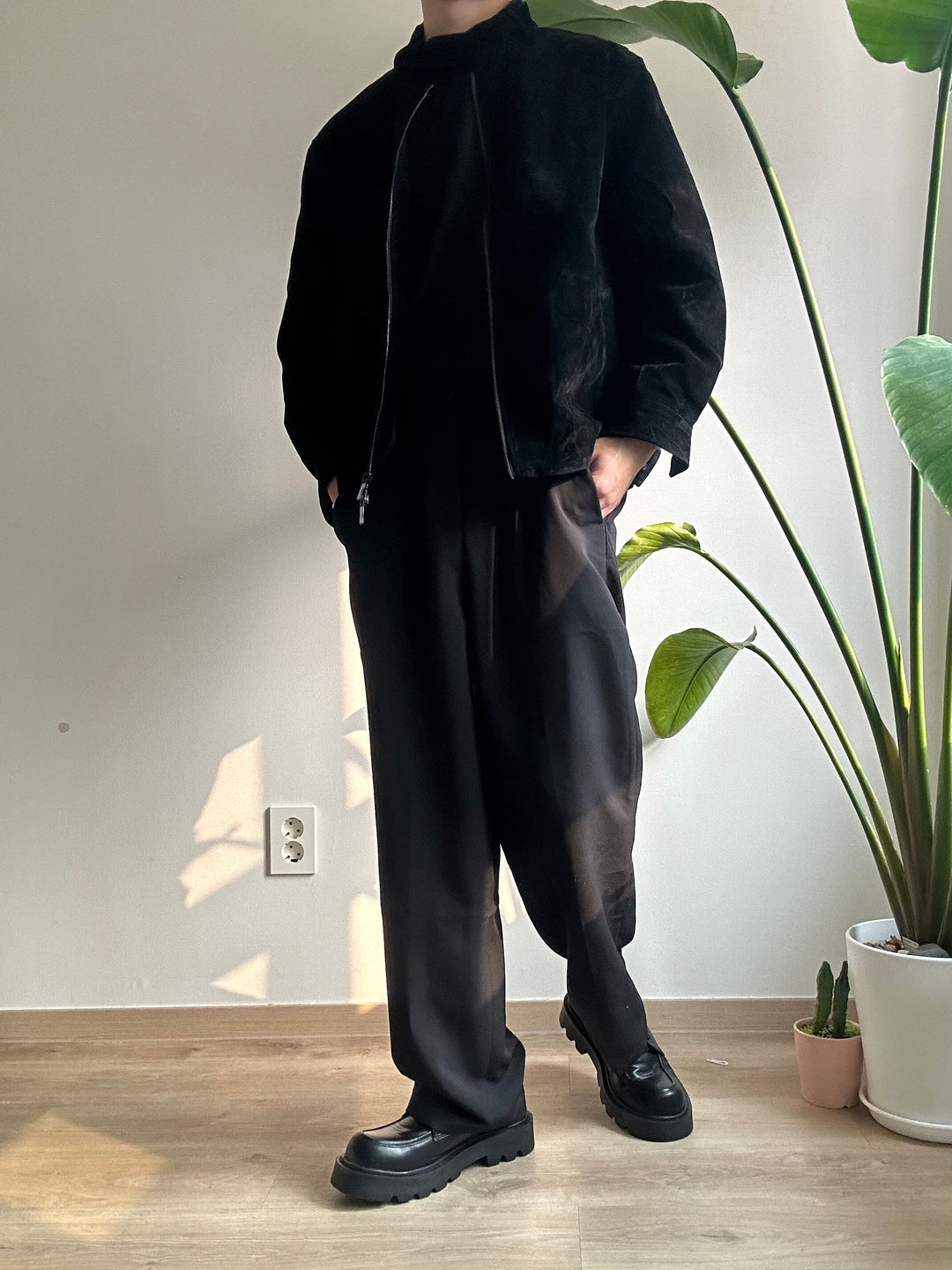 黑色落地西裝褲