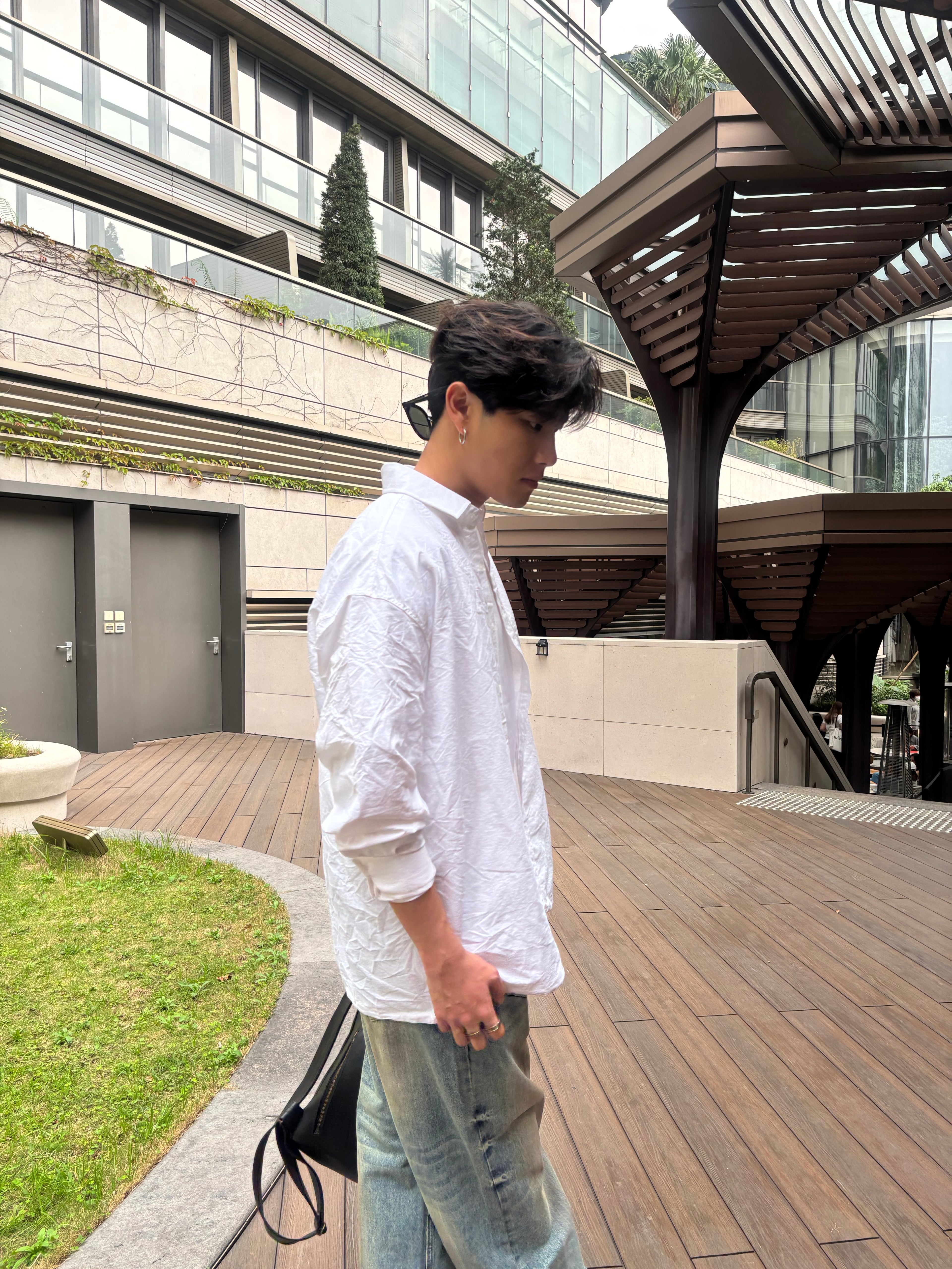 質感淡紋理白色襯衫