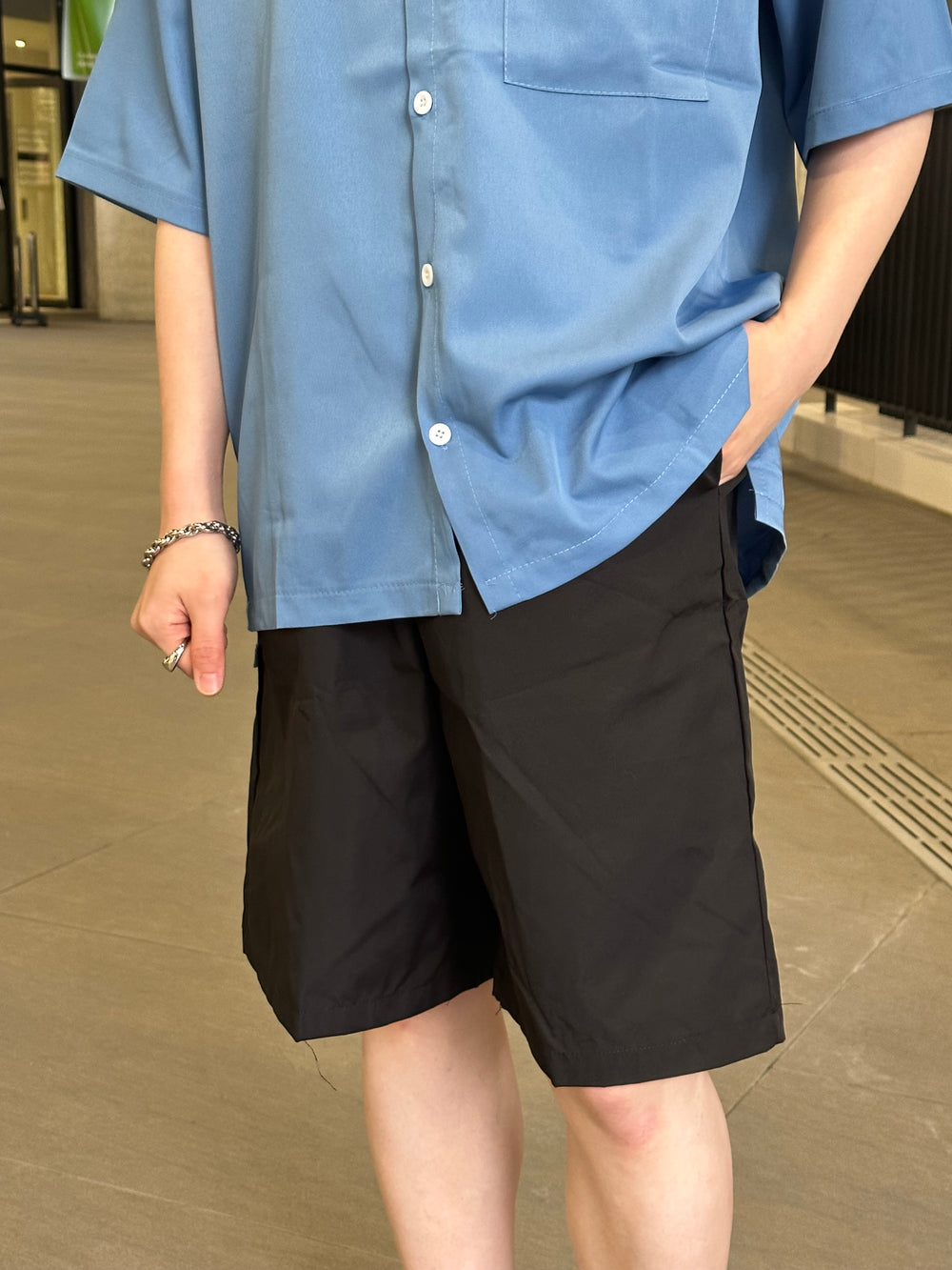 基本款黑色短褲
