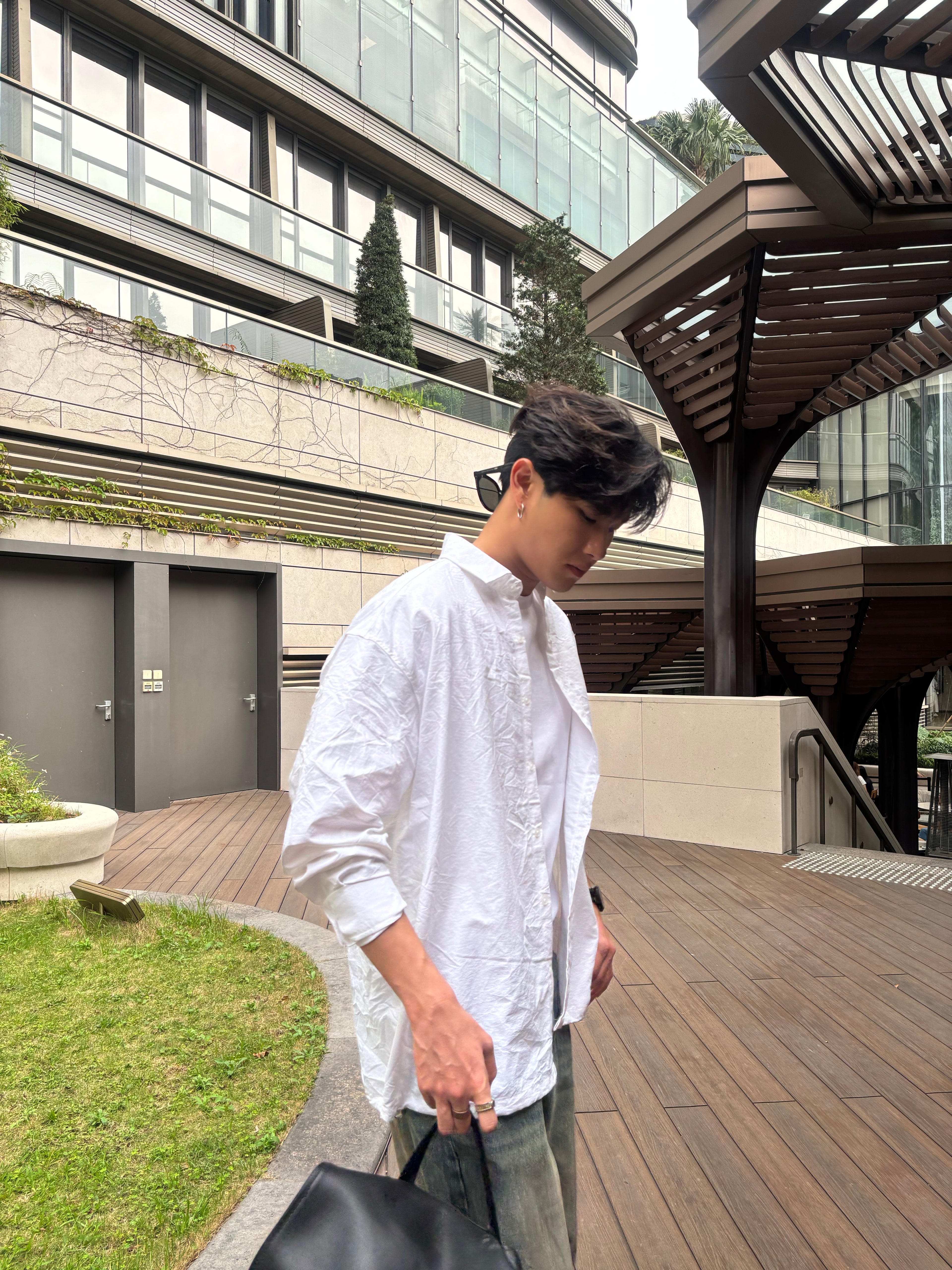 質感淡紋理白色襯衫