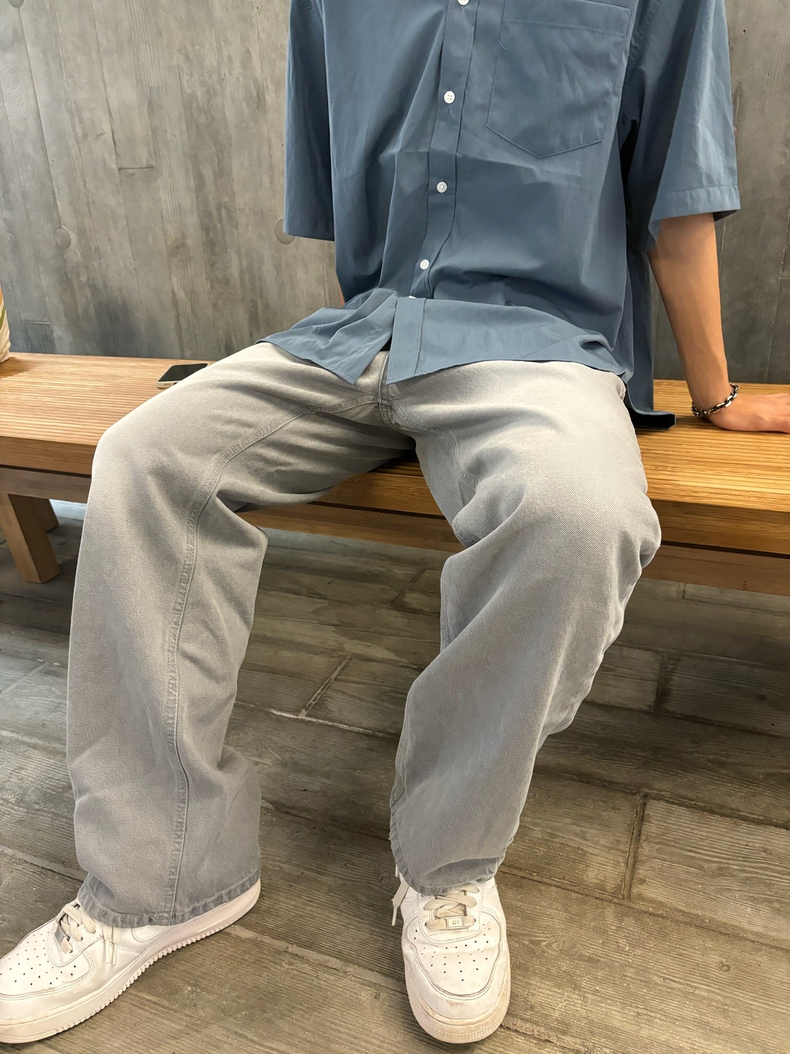 淺灰落地牛仔褲