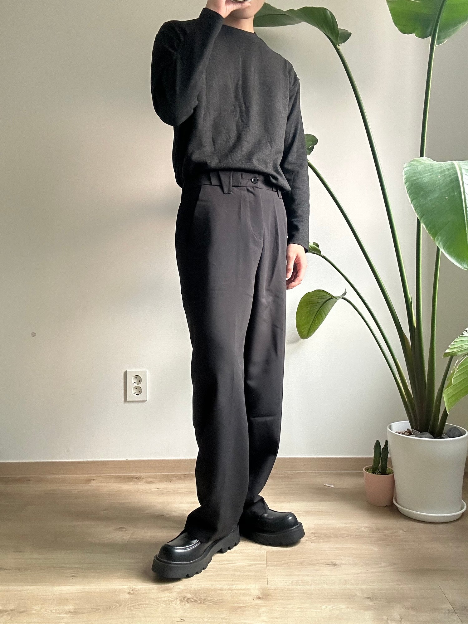 黑色落地西裝褲