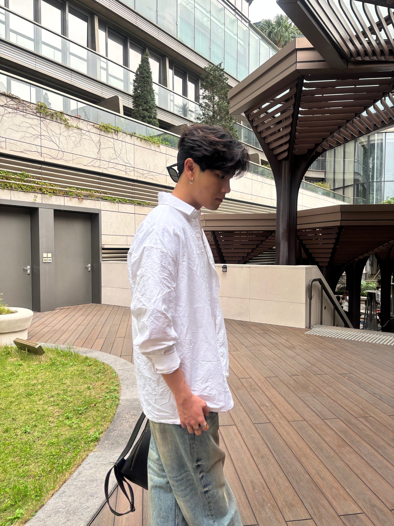 質感淡紋理白色襯衫