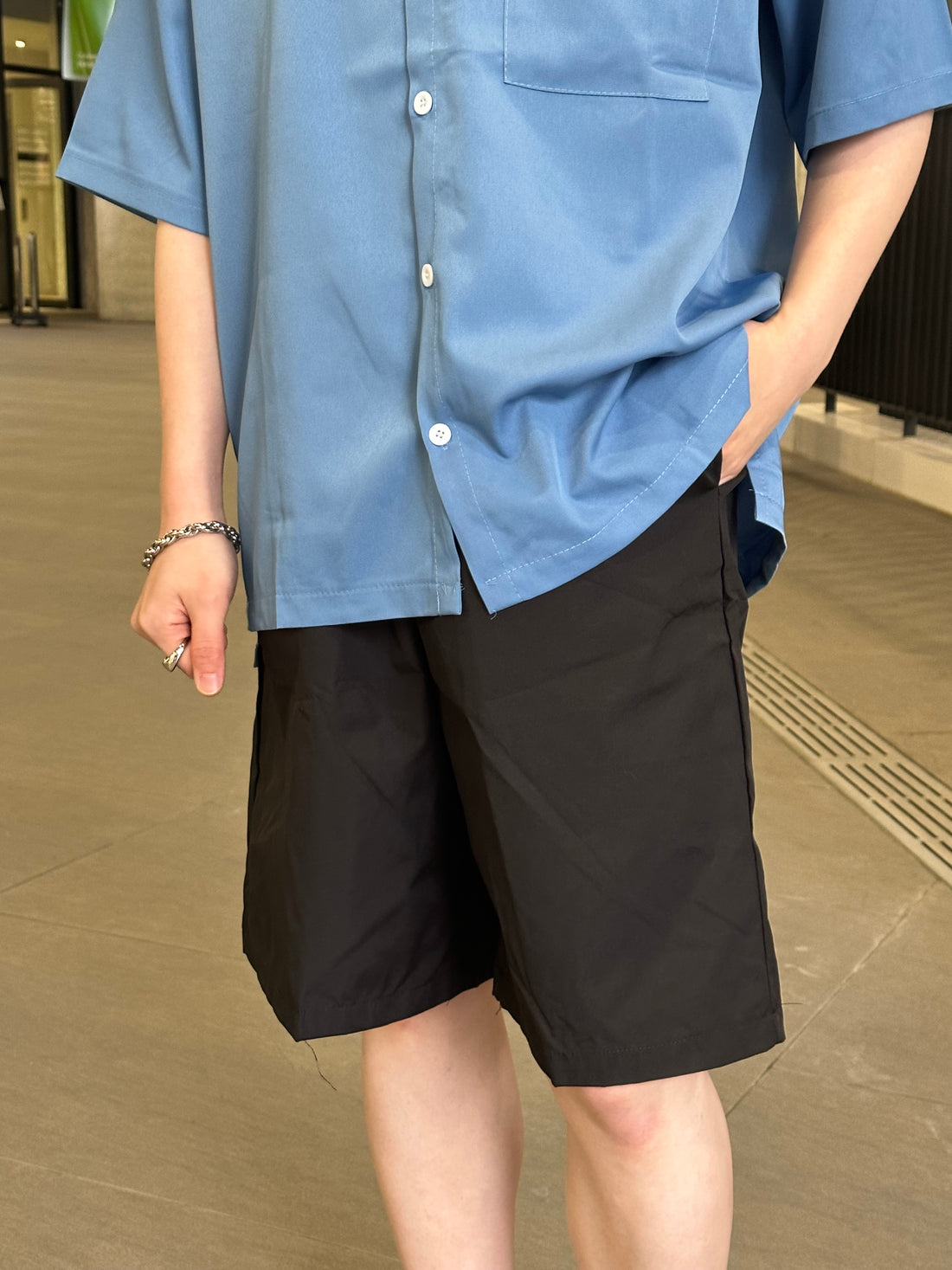 基本款黑色短褲 