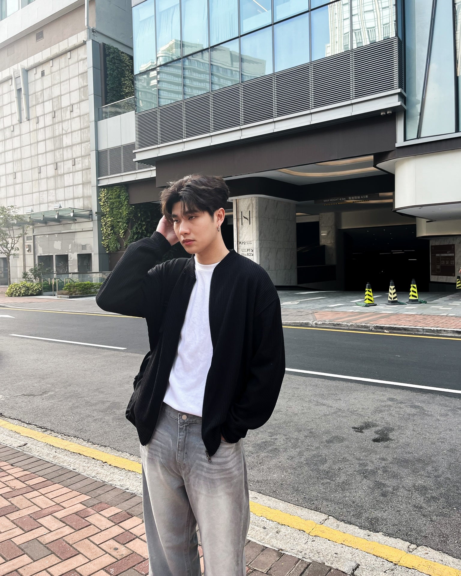 淺灰落地牛仔褲