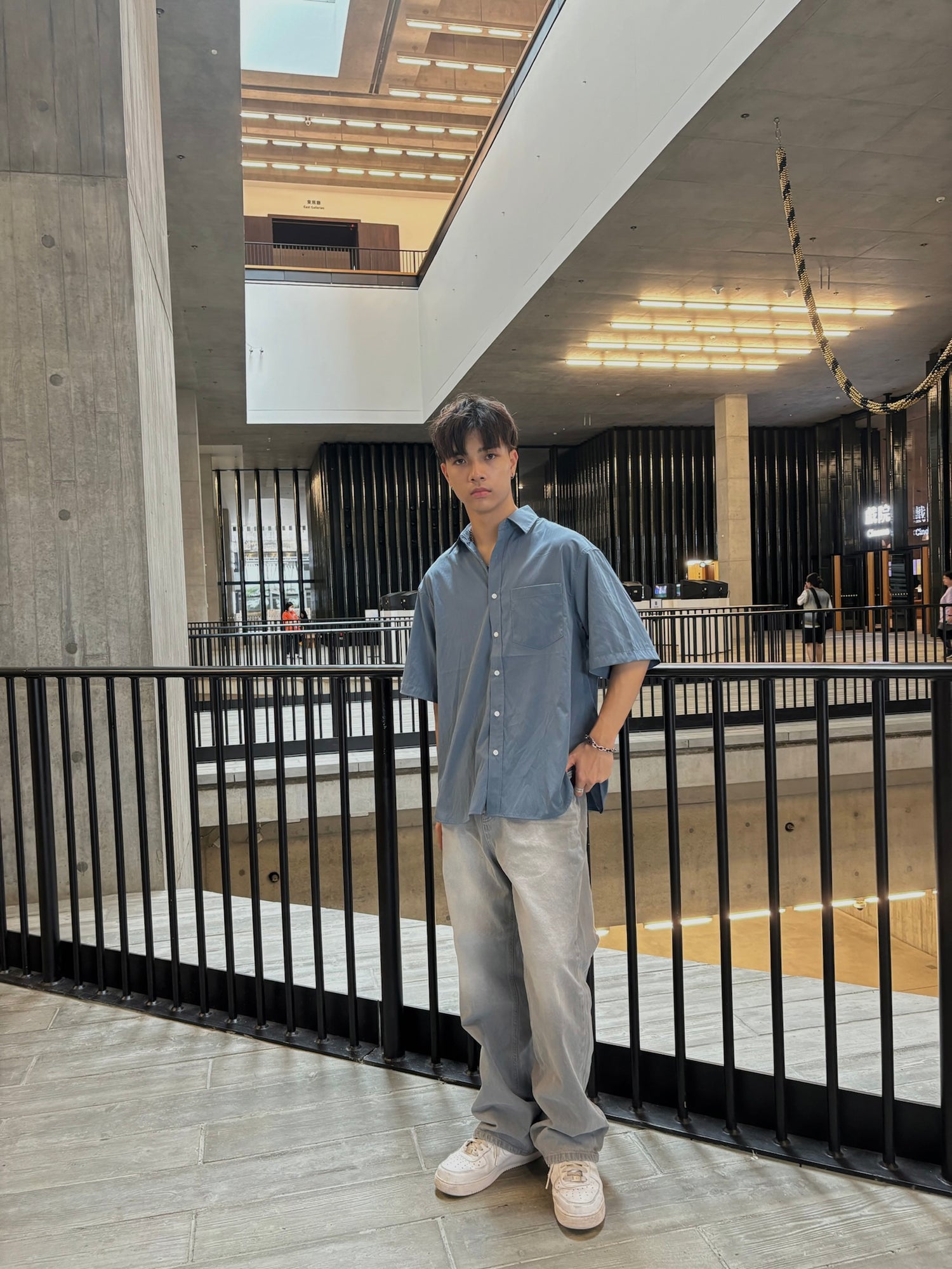 淺灰落地牛仔褲