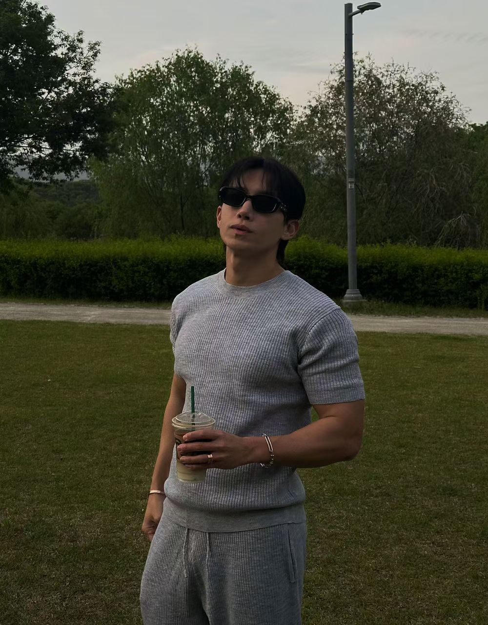 灰色暗紋彈性短袖上衣